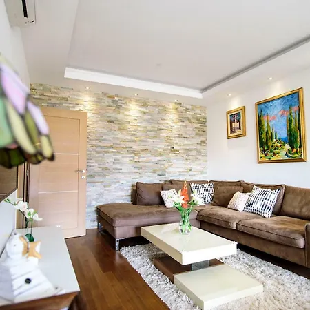 Lana Apartment *
